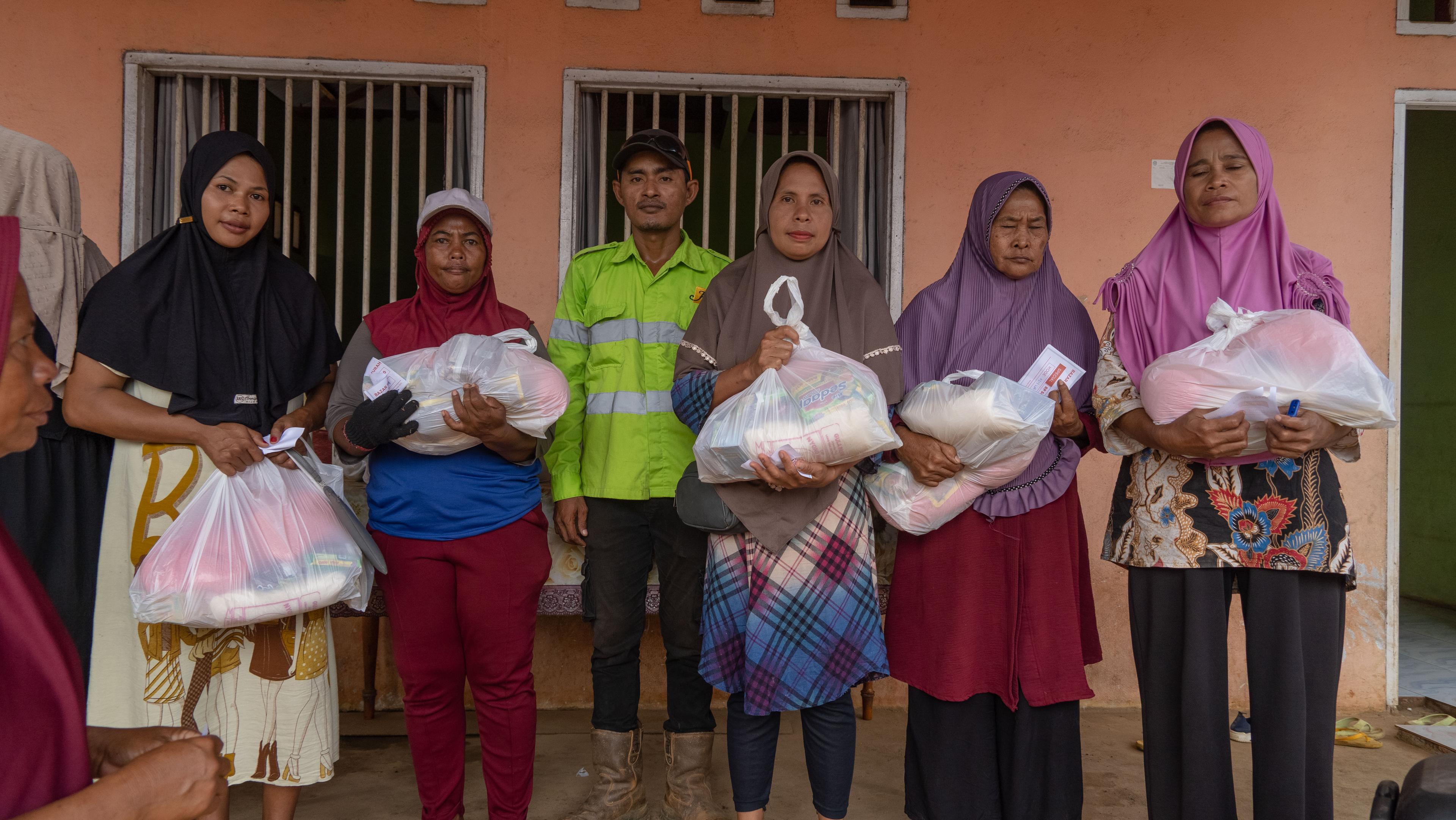 Kawasi Residents Enthusiastically Welcome Harita Nickel's Low-Cost Grocery Bazaar